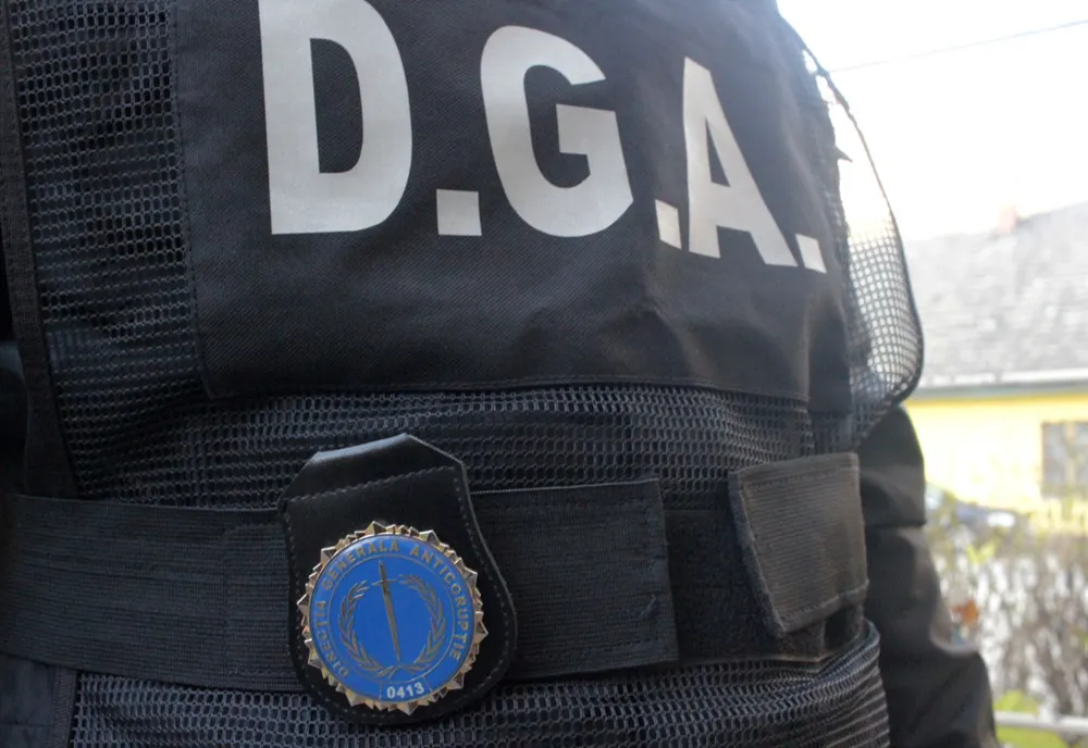 Trei persoane, trimise în judecată pentru dare de mită și trafic de migranți