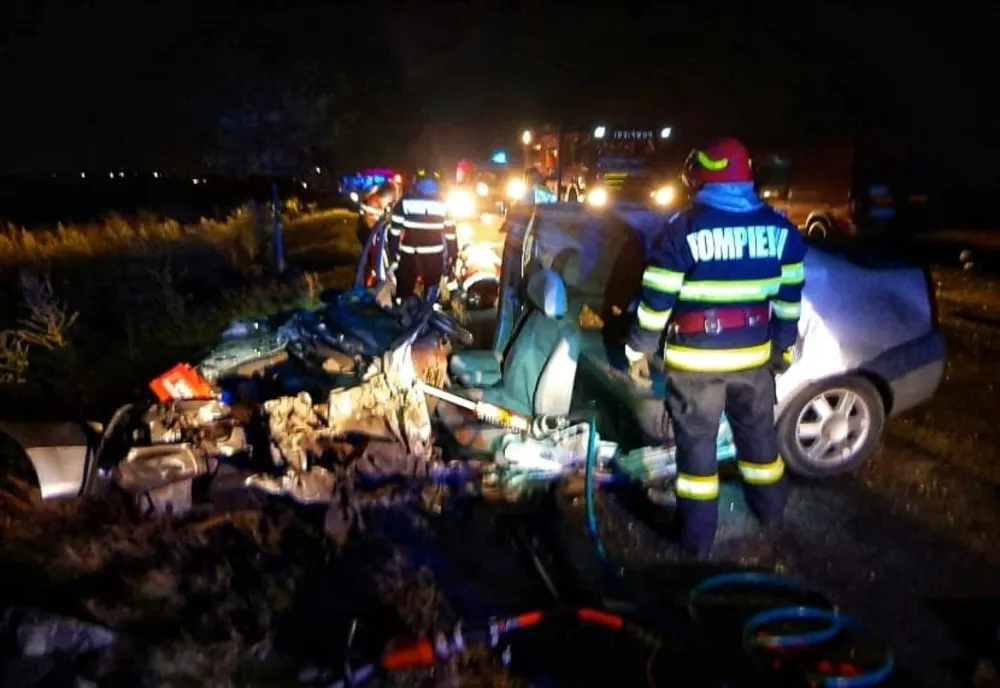 Un mort și un rănit după ce un autoturism a intrat în coliziune cu o autoutilitară, pe DN 6