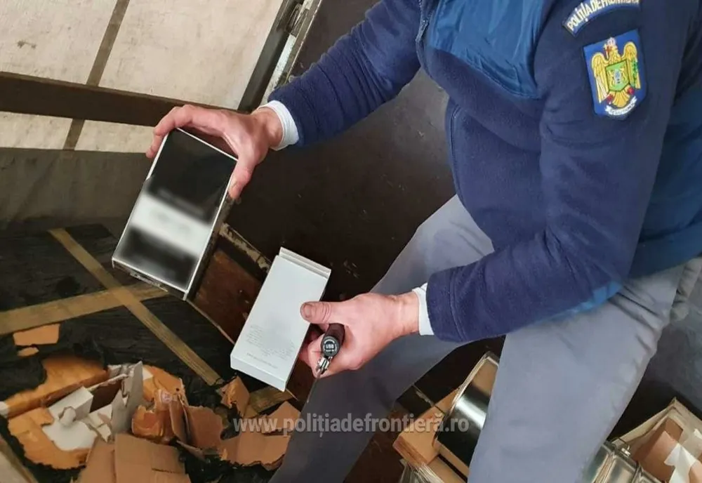 Parfumuri și încălțăminte sport contrafăcute, în valoare de peste 1.000.000 lei, confiscate de polițiștii de frontieră