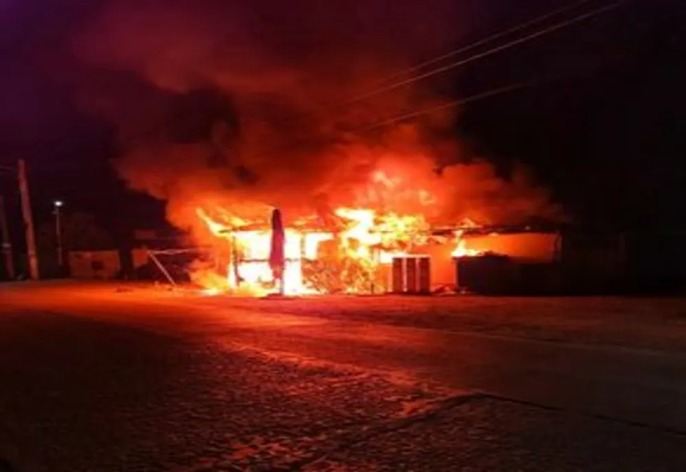Magazin din Joița distrus de un incendiu