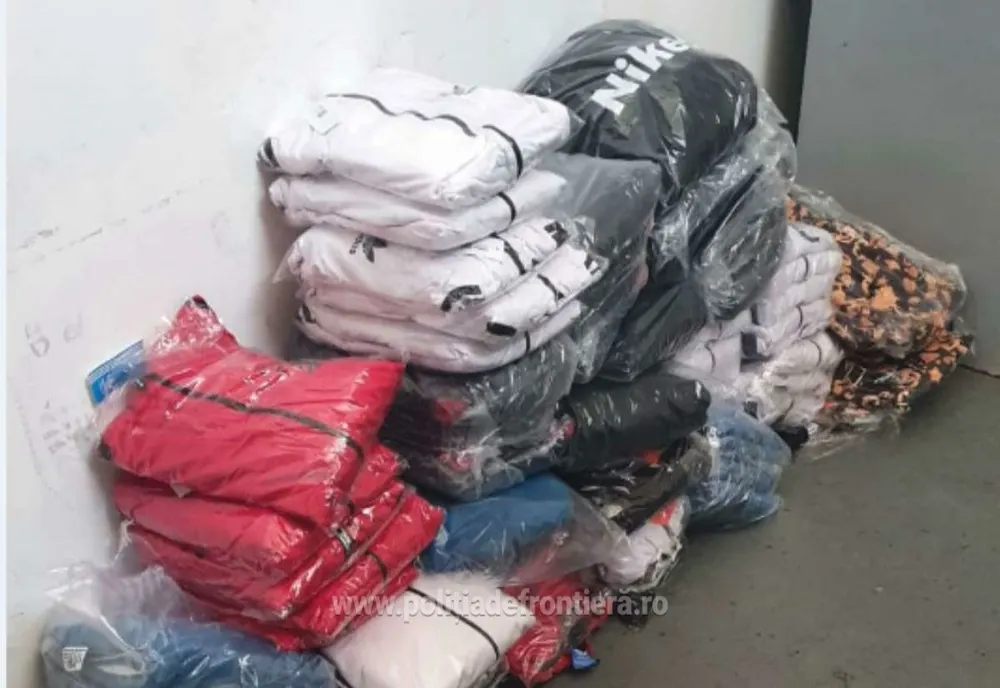 Sute de articole de vestimentație contrafăcute, confiscate de la un bulgar, în Vama Giurgiu