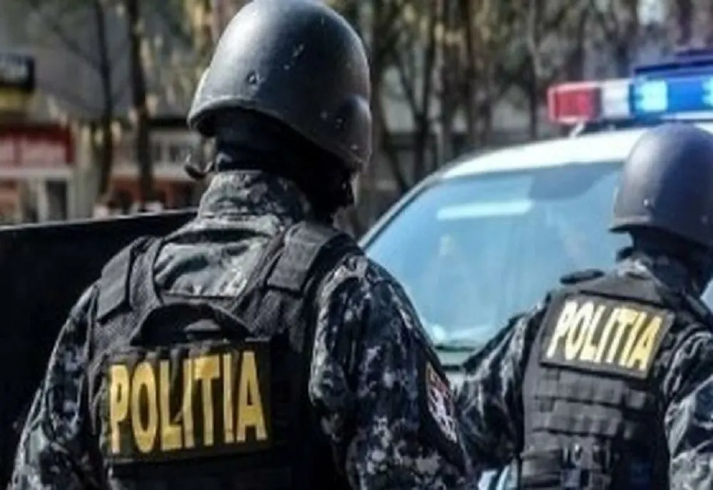 Zeci de percheziții la o grupare specializată în contrabandă cu țigarete
