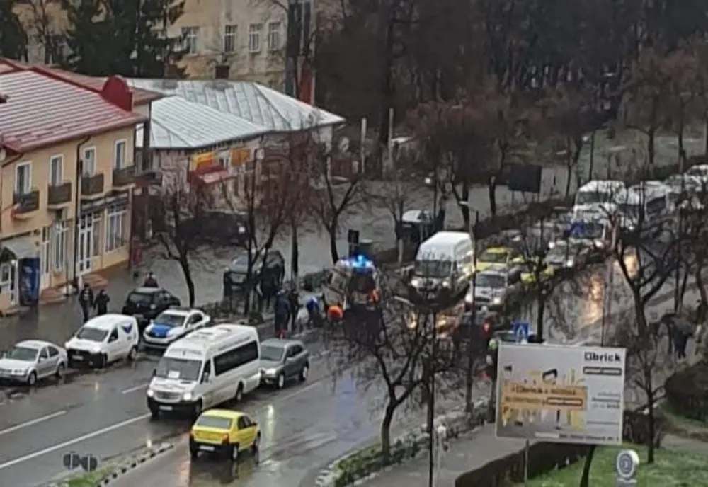 Accident rutier în Giurgiu. Pieton lovit de un microbuz pe trecerea de pietoni de la primărie
