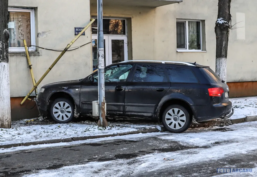 Un giurgiuvean a intrat cu autoturismul într-o țeavă de gaze