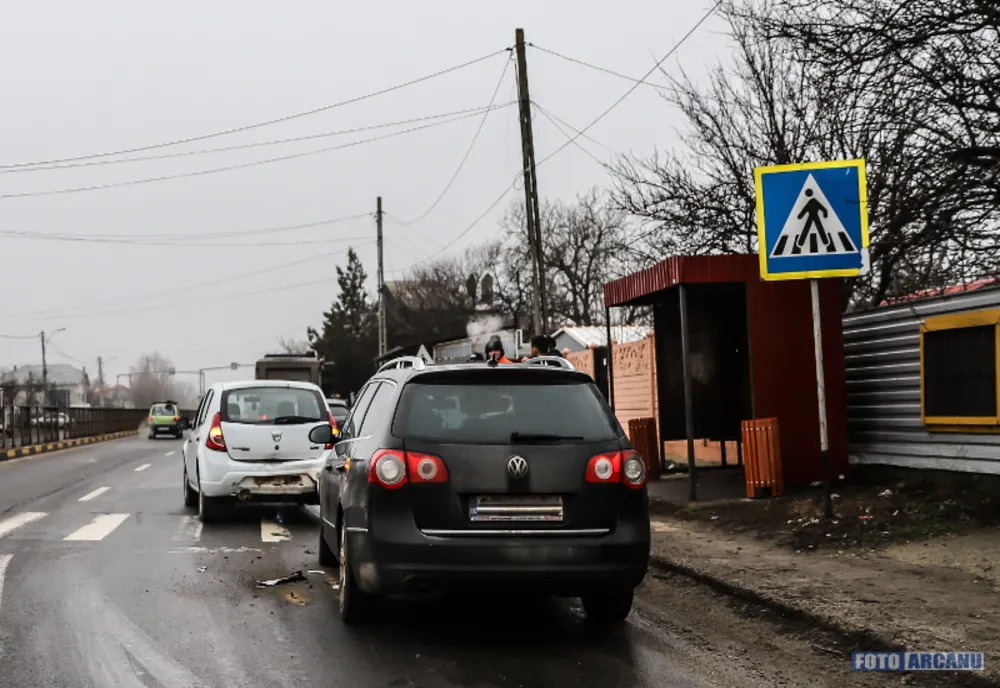 Coliziune între două autoturisme pe o trecere de pietoni, pe DN 5