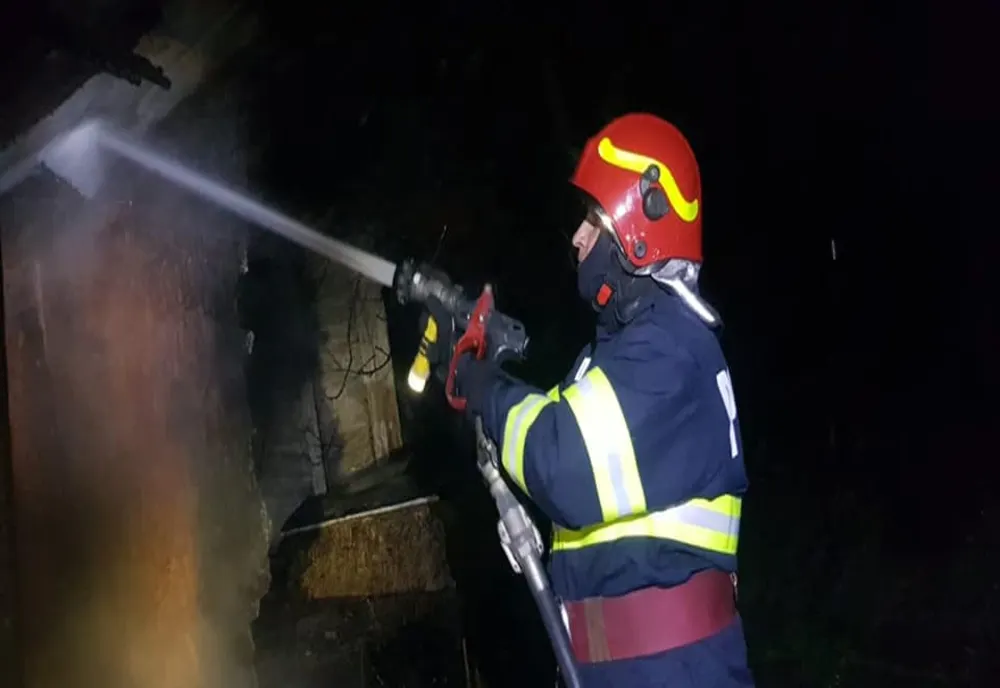 Incendiu violent la o casă din Ogrezeni din cauza unui coș de fum