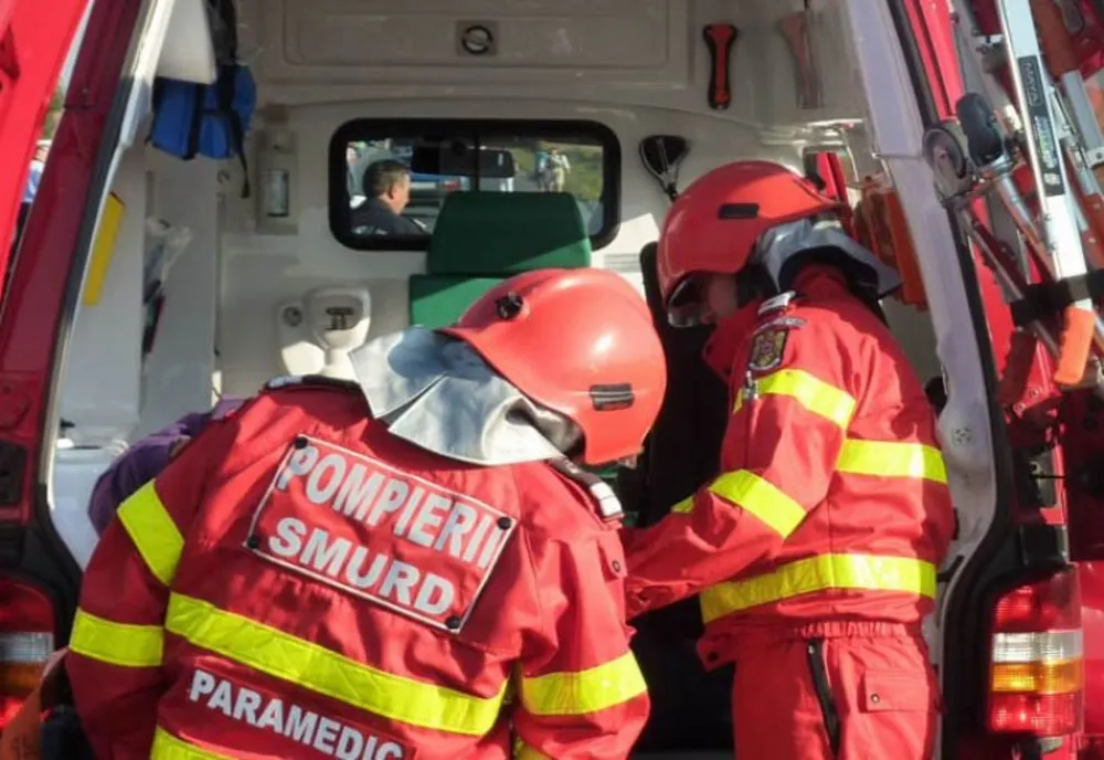 O fetiță de 4 ani a fost transportată la spital după ce și-a introdus o mărgea în nas 