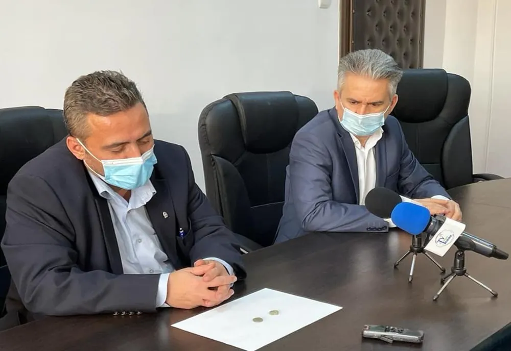 Două monede vechi de peste 1.000 de ani, descoperite de un tânăr pasionat de istorie, din Cosoba