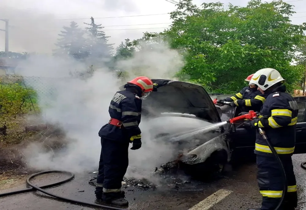 Un BMW a luat foc pe o stradă din Gostinu