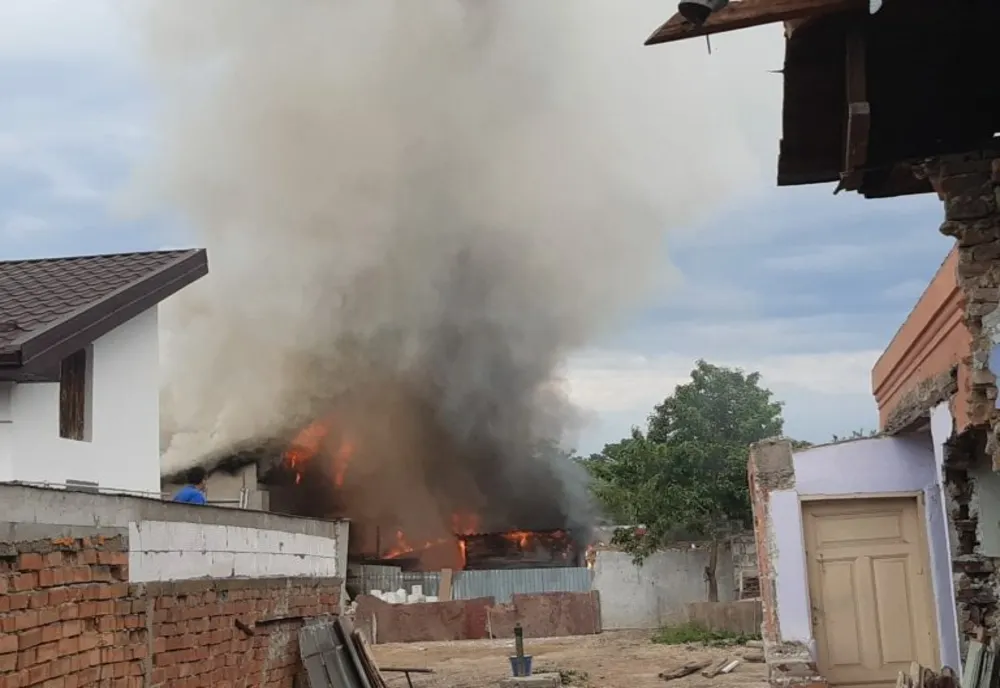 Două case din Giurgiu, în flăcări. Cinci autospeciale de stingere acționează pentru stingerea incendiului