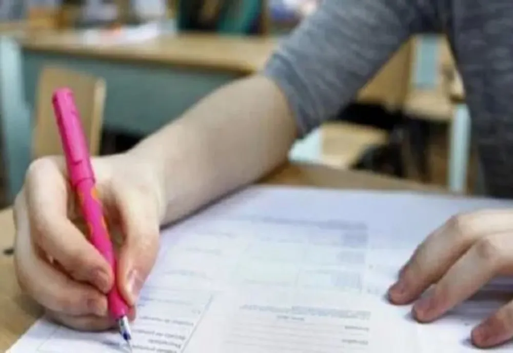 Ministrul Educaţiei vrea ca Evaluarea Naţională şi Bacalaureatul să se facă fără triaj epidemiologic şi fără panouri de plexiglas 