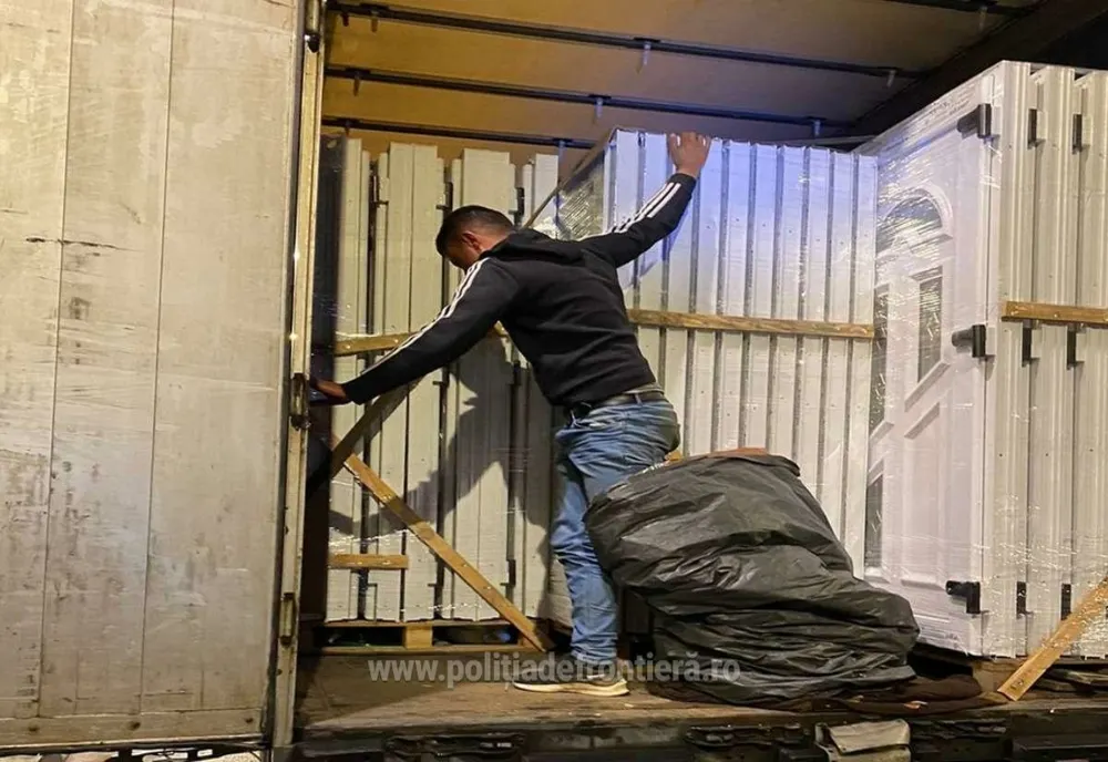 Giurgiu. Migrant din Siria, descoperit într-un autocamion încărcat cu profile PVC