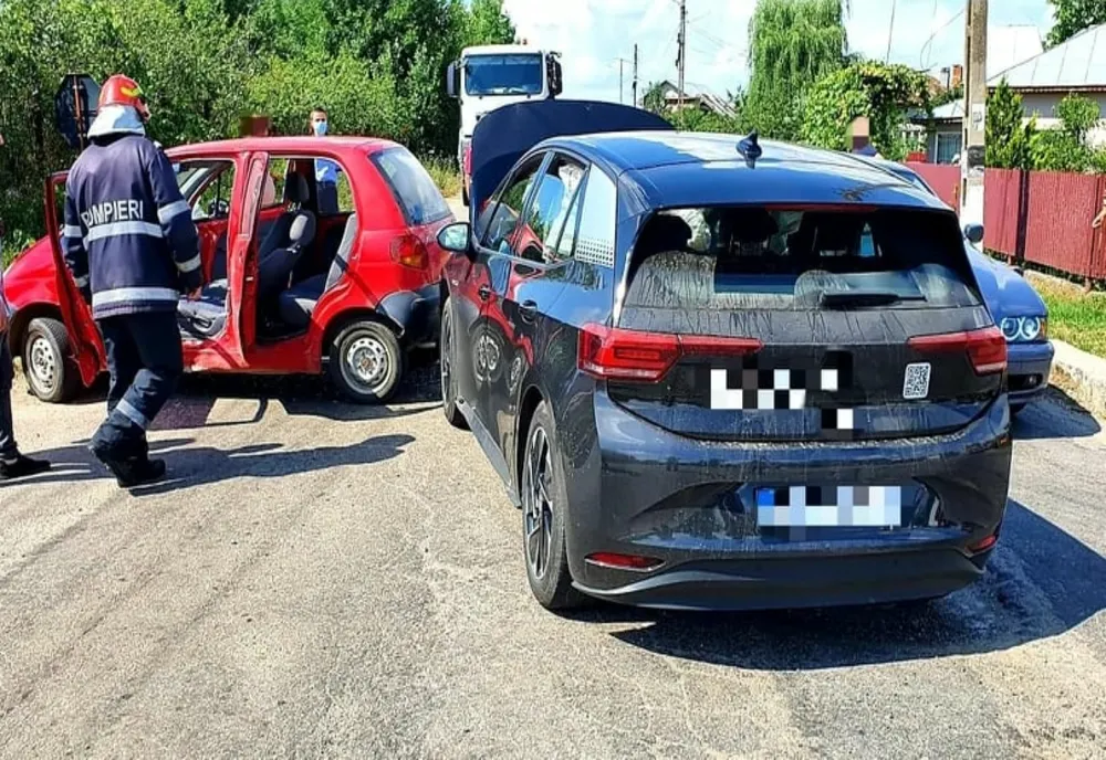 Accident rutier la intersecția dintre DJ 611 și DJ 701, în Teleorman. Au intervenit pompierii de la ISU Giurgiu
