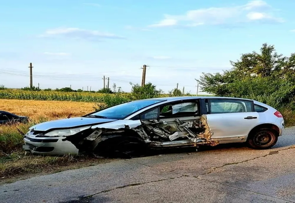 Accident rutier pe DJ 601, la ieșire din Roata. Doi tineri au fost răniți