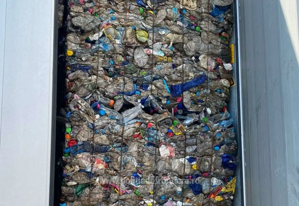 Peste 17 de tone de deșeuri din plastic, descoperite la Vama Giurgiu