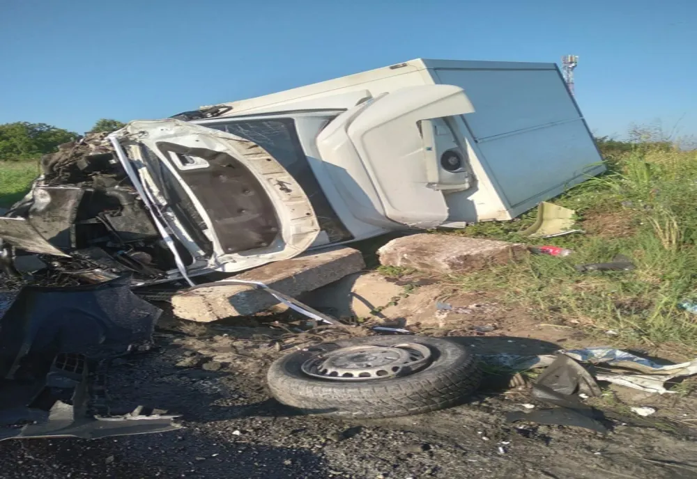 Accident pe DN 5, la Crucea de Piatră. O dubă cu mezeluri s-a răsturnat