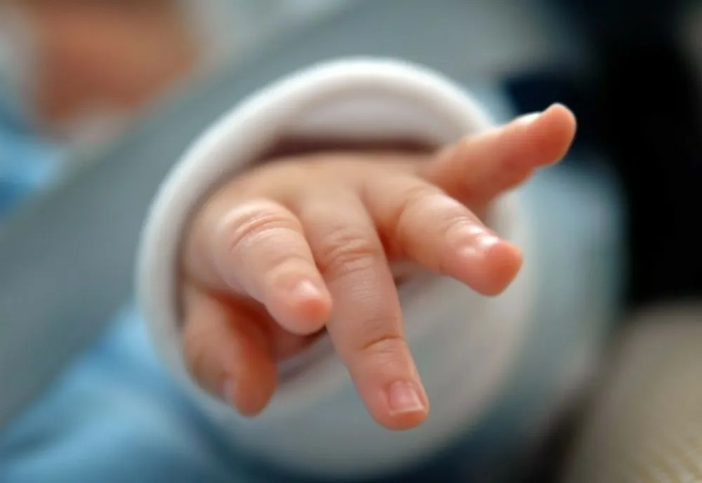 Mamele ar putea primi tichete de 2.000 de lei pentru noul născut. Cine se încadrează