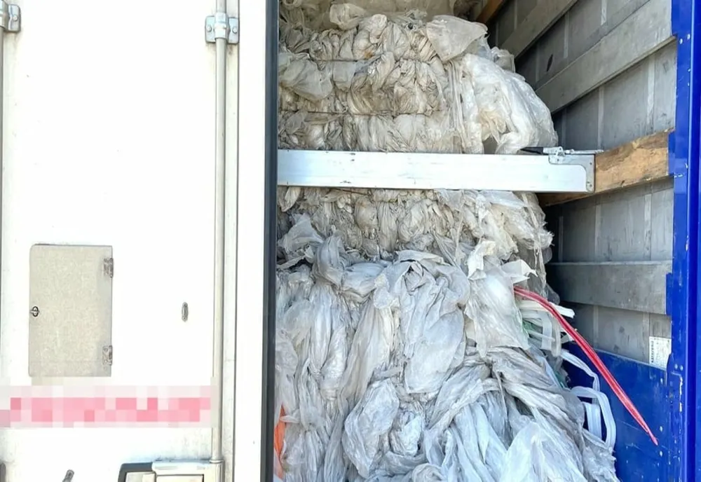 Peste 36 tone deșeuri din plastic transportate ilegal din Grecia, oprite la P.T.F. Giurgiu