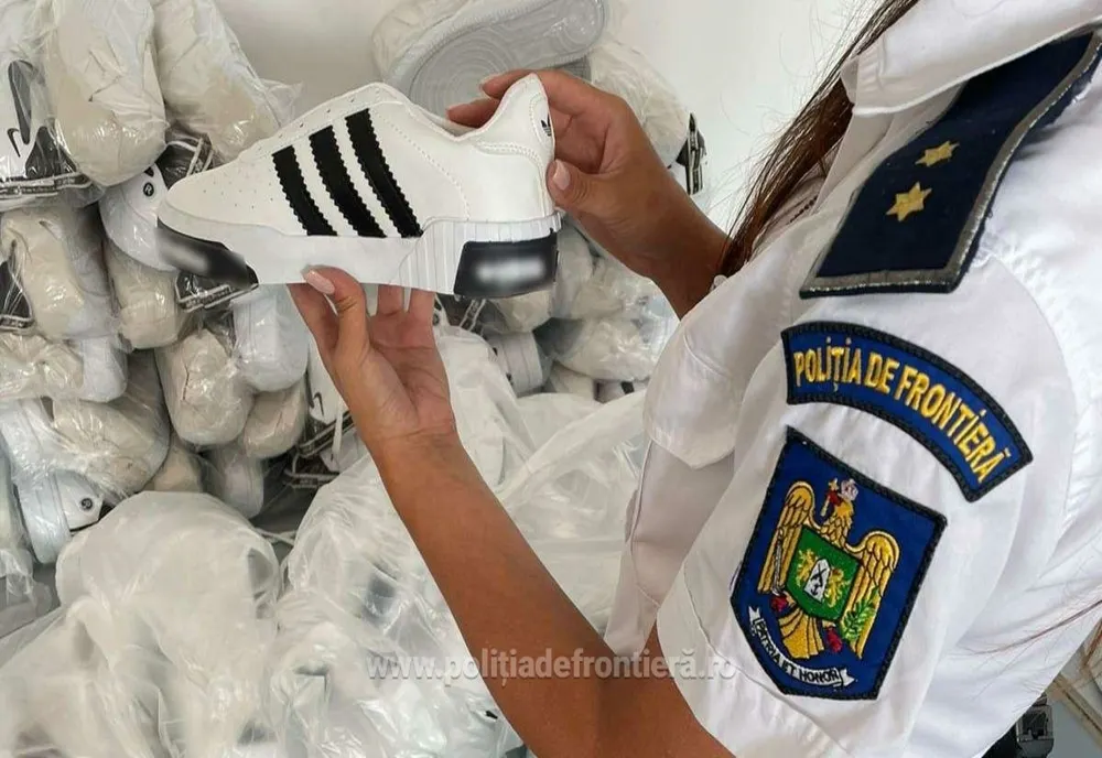 Parfumuri, haine şi încălţăminte contrafăcute, în valoare de 102.00 de lei, confiscate la Giurgiu