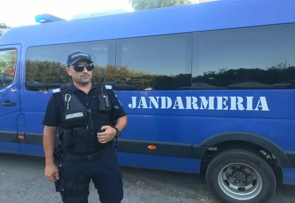 Minor rătăcit în bâlci ajutat de un jandarm să își găsească însoțitorii