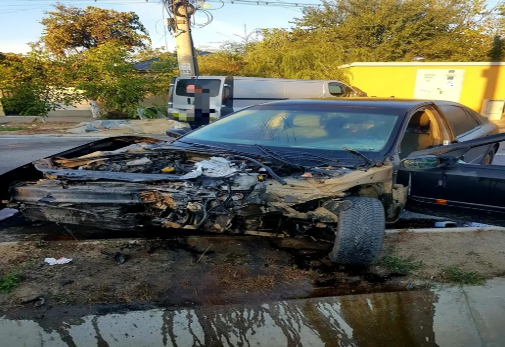 Accident între un microbuz și un autoturism, la Câmpurelu. Trei persoane au fost rănite