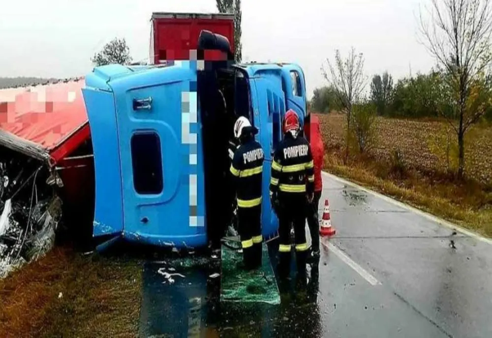 TIR încărcat cu motoare răsturnat pe DN 5 B, în Giurgiu