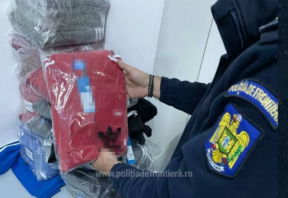 Giurgiu. Bunuri contrafăcute cu o valoare estimativă de 90.000 lei, descoperite în cala unui autocar