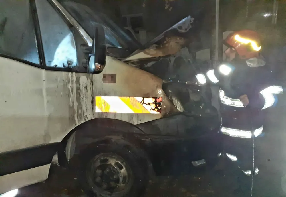 Giurgiu. Autoutilitară în flăcări, pe o stradă din Sadina