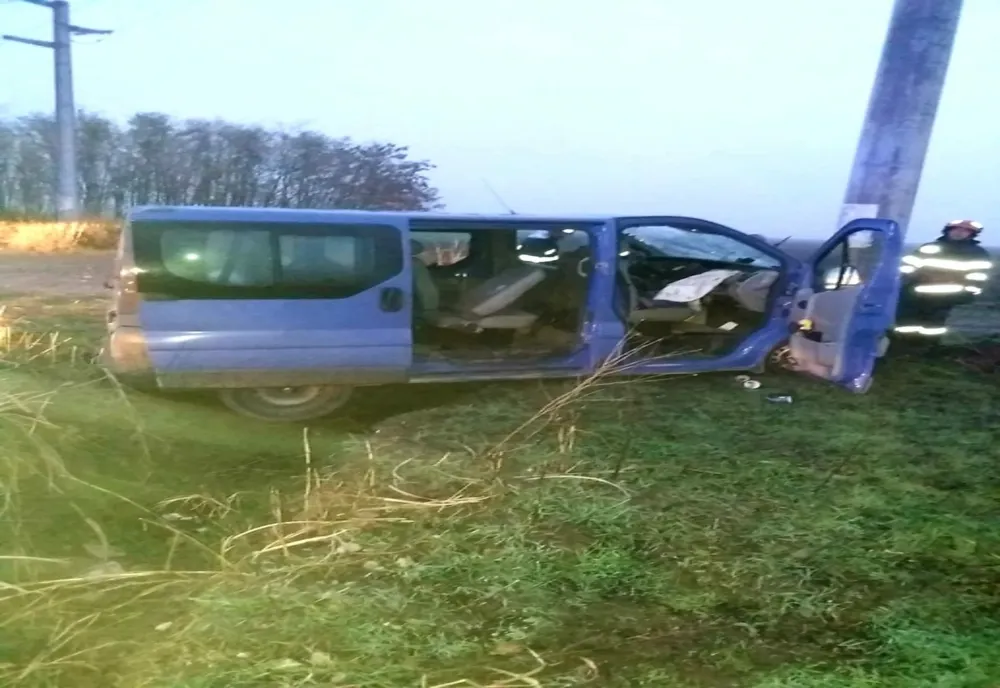Giurgiu. Accident rutier cu șase răniți pe DJ 504, după ce un microbuz a lovit un stâlp de electricitate