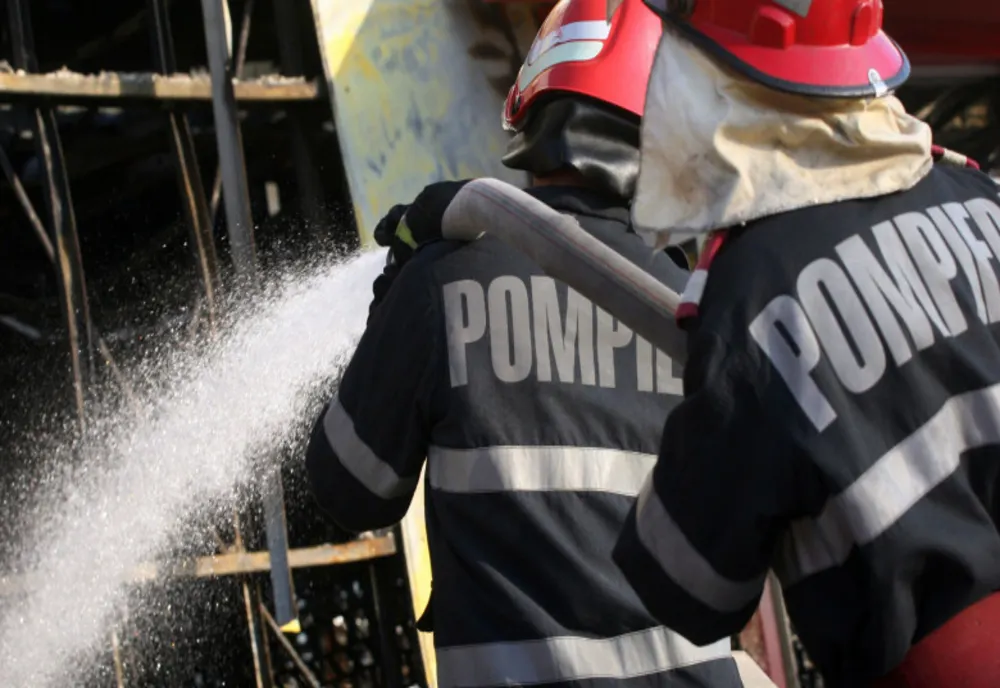 Incendiu violent la Clejani. O magazie unde se aflau zeci de găini, cuprinsă de flăcări