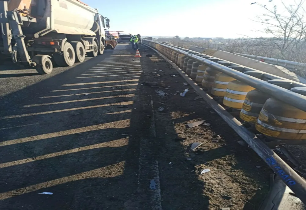 Angajat CNAIR, rănit pe șosea, în timp ce curăța resturile de la un accident anterior