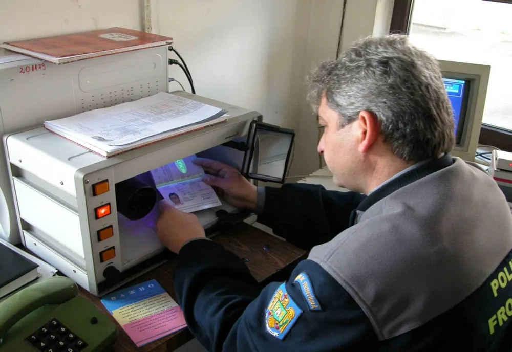 Pașaport fals, cumpărat cu 15.000 de dolari, depistat în Vama Giurgiu