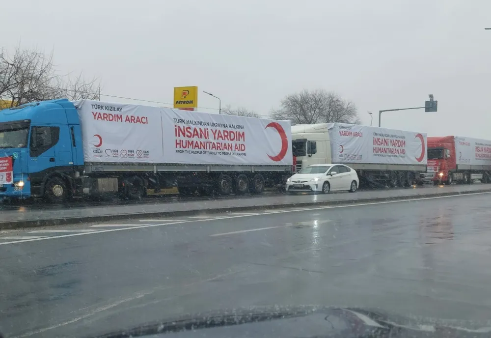 Cinci tiruri cu ajutoare umanitare au plecat din Giurgiu către Cernăuţi. Semiluna Roşie, în sprijinul ucrainienilor- VIDEO