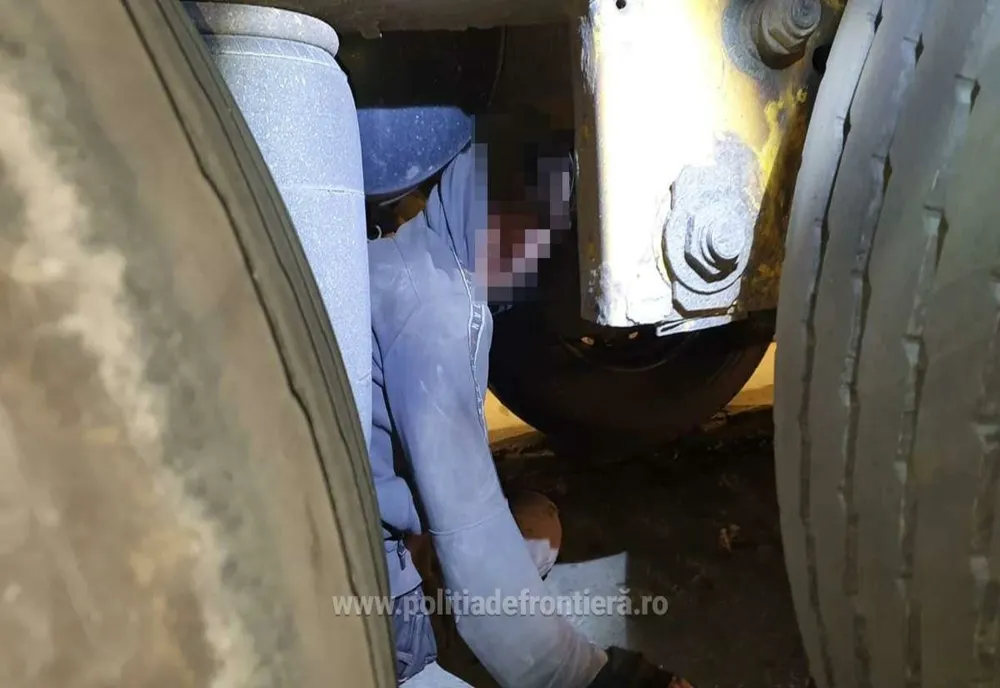 Giurgiu. Migrant afgan, depistat pe osia unei semiremorci