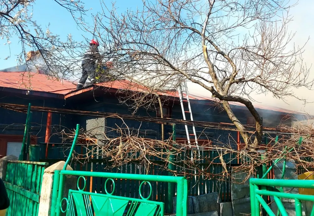 Incendiu violent pe două străzi din Giurgiu. Mai multe locuinţe, în flăcări