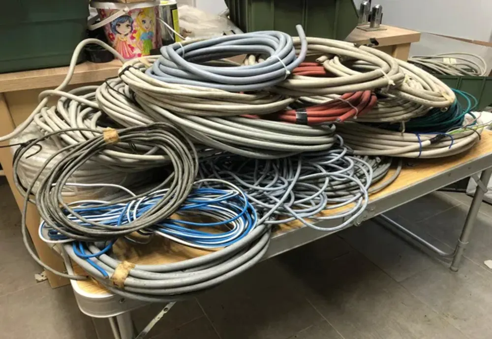 Giurgiu. Trei bărbaţi reţinuţi după ce au furat cabluri şi componente electrice dintr-o hală