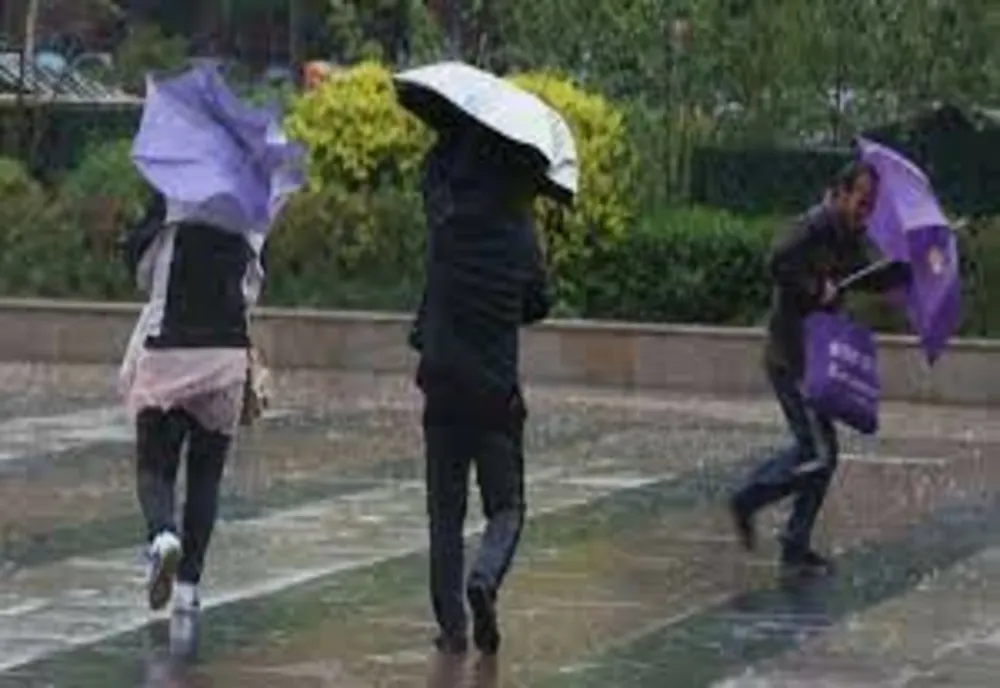 INFORMARE METEO: intensificări temporare ale vântului, ninsori la munte, vreme în răcire accentuată