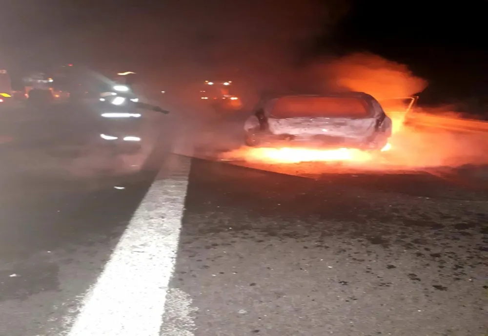 Giurgiu. Un autoturism a ars în totalitate pe A1. Ocupanţii au reuşit să iasă la timp din maşină