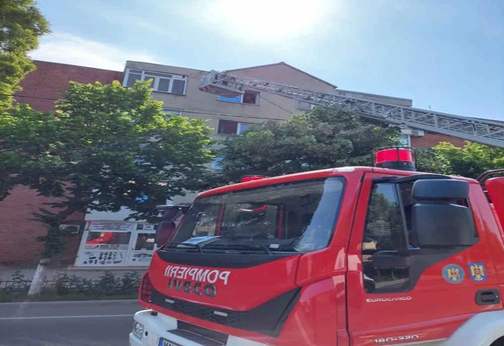 Pericol pe bd. Bucureşti din Giurgiu. Cad bucăţi de tencuială din structura unui bloc. Pompierii intervin
