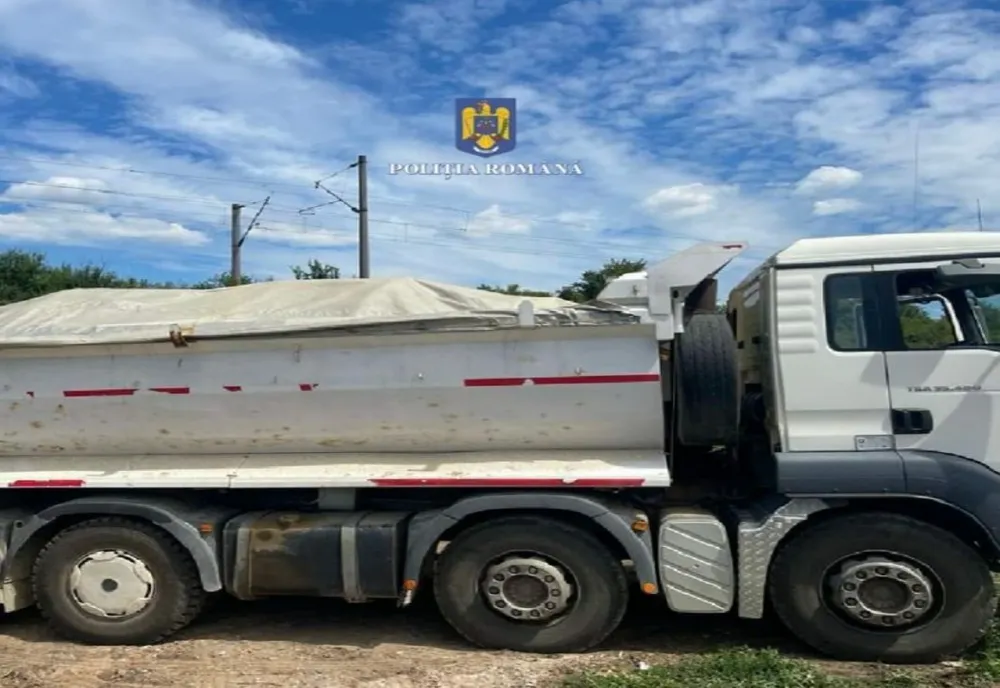 A aruncat gunoi menajer într-un loc nepermis. A fost amendat şi i s-a confiscat şi autobasculanta