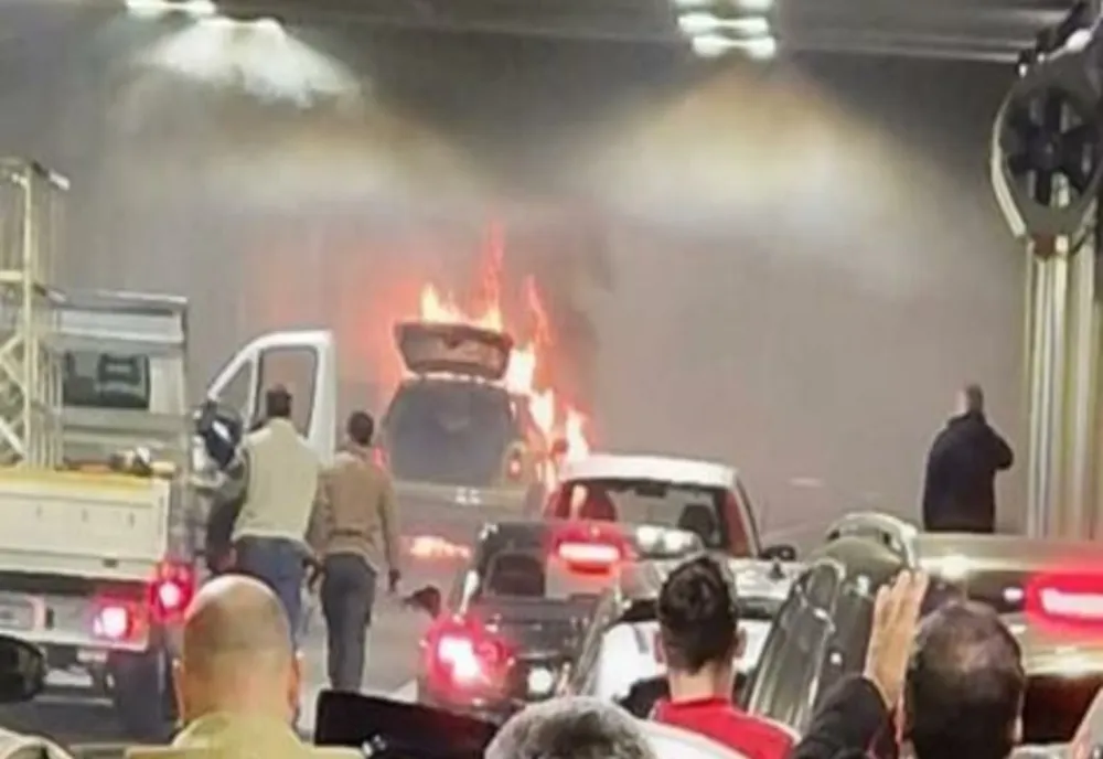 Mașină în flăcări, în Pasajul Unirii, din București - circulația este OPRITĂ