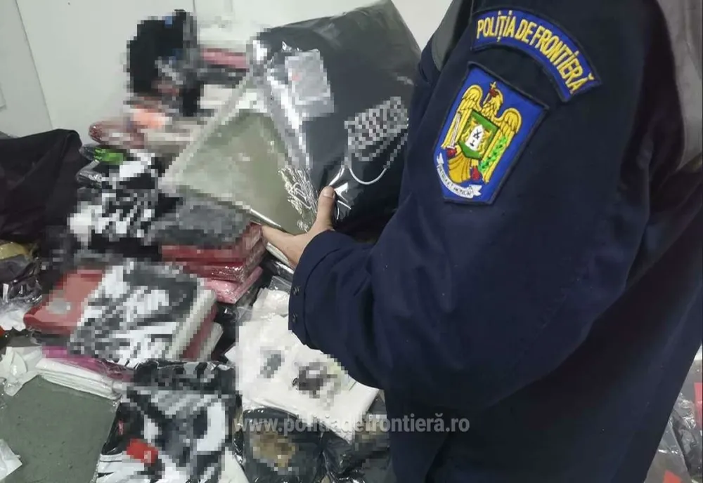 Cantitate considerabilă de bunuri contrafăcute, în valoare de peste 300.000 lei, descoperită de polițiștii de frontieră giurgiuveni