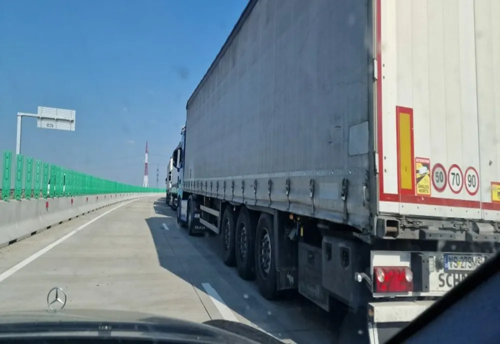 Giurgiu. Din nou aglomeraţie la Punctul de Trecere a Frontierei Giurgiu. O coloană de camioane s-a format la ieşirea din ţară