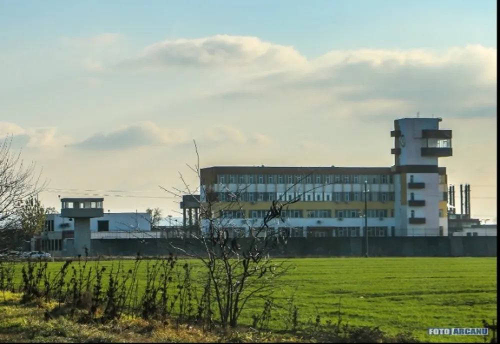 Şefa Penitenciarului Giurgiu, revocată din funcţie. Și-ar fi petrecut concediile cu membrii unei reţele de trafic de persoane