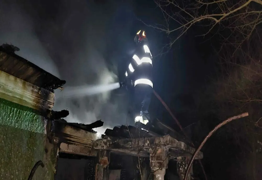 Giurgiu. Bărbat intoxicat cu fum după ce a încercat să stingă flăcările care îi cuprinseseră casa