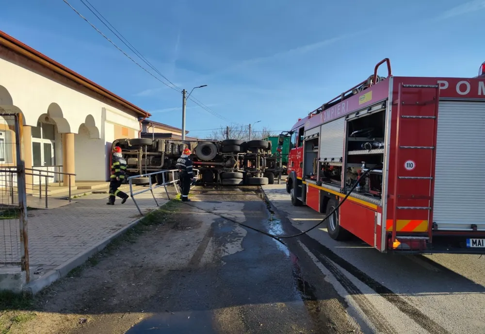 Un autotren încărcat cu fier vechi s-a răsturnat pe DN 6, la Naipu. Încărcătura a căzut peste un autoturism