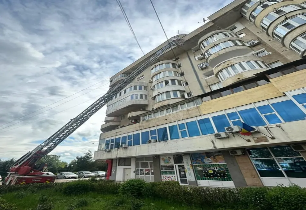 Giurgiu. Atenţie, cad bucăţi de tencuială de la faţada unui bloc! Pompierii au intervenit de urgenţă