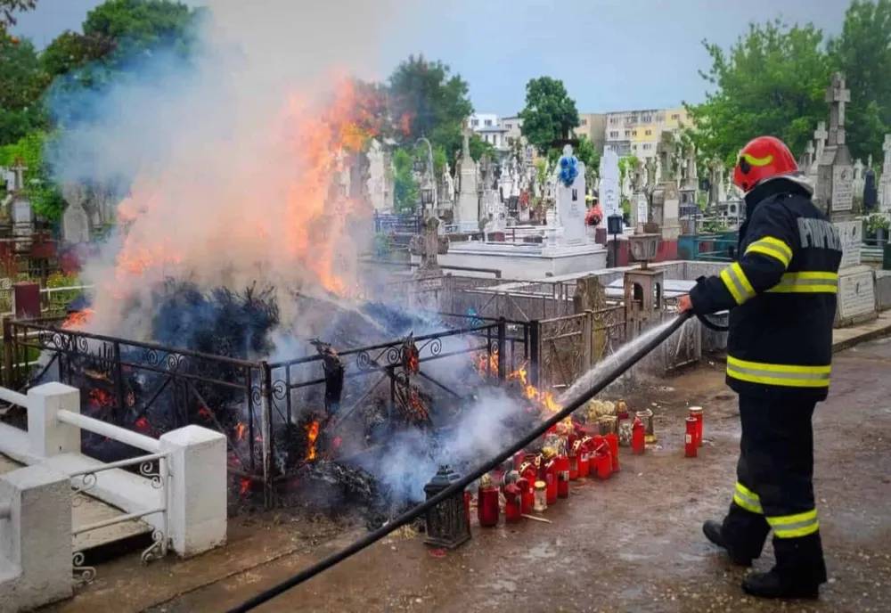 Incendiu în cimitirul Sfântul Haralambie din Giurgiu. Au ars mai multe coroane aflate pe un mormânt