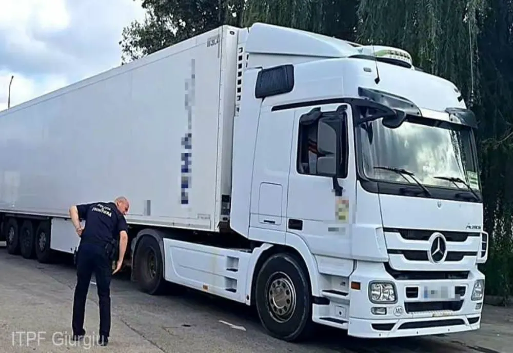 CINCI ROMÂNI CERCETAŢI PENAL DUPĂ CE AU ÎNCERCAT SĂ INTRODUCĂ ÎN ŢARĂ BUNURI CONTRAFĂCUTE DE 165.000 DE LEI