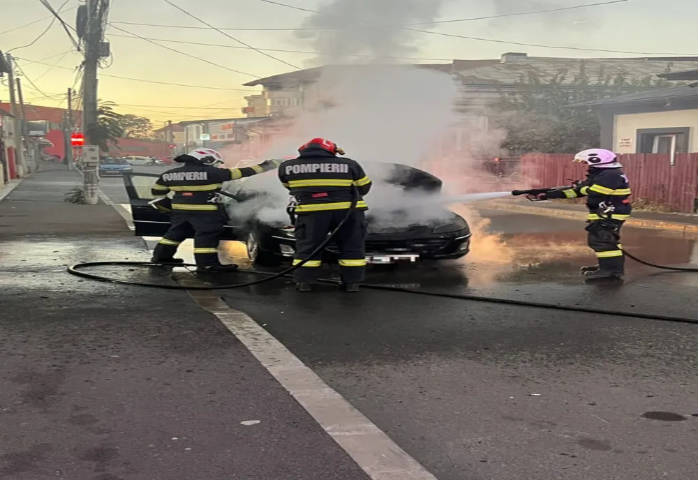 AUTOTURISM CUPRINS DE FLĂCĂRI ÎN GIURGIU: POMPIERII AU INTERVENIT DE URGENȚĂ